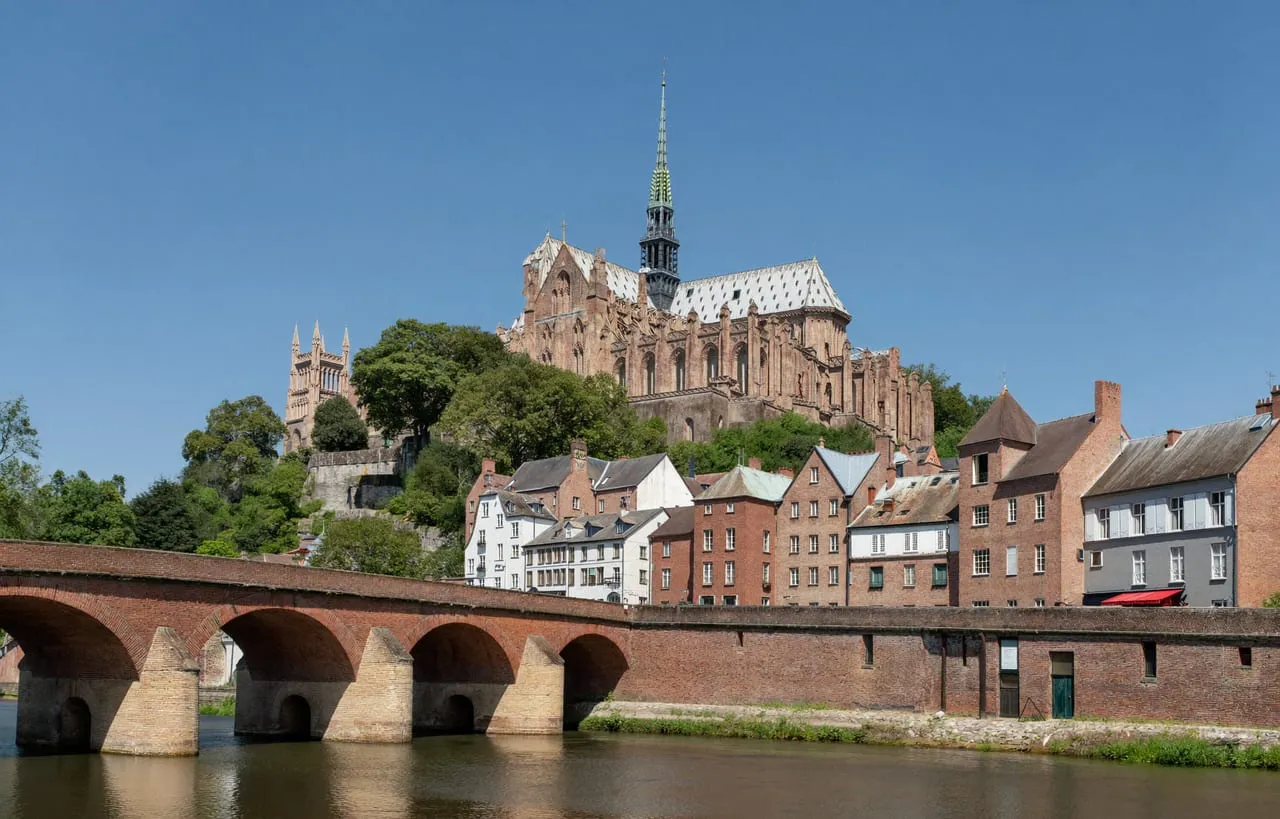 La cathédrale Sainte-Cécile et la cité épiscopale de brique d'Albi au-dessus du Tarn